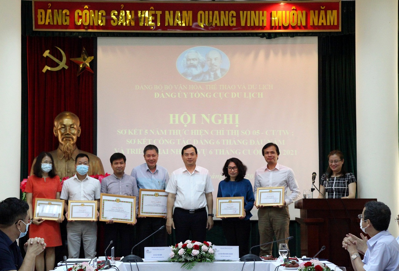 Tập thể và cá nhân có thành tích xuất sắc trong học tập và làm theo tư tưởng, đạo đức, phong cách Hồ Chí Minh giai đoạn 2016-2021 nhận Giấy khen của Đảng ủy TCDL